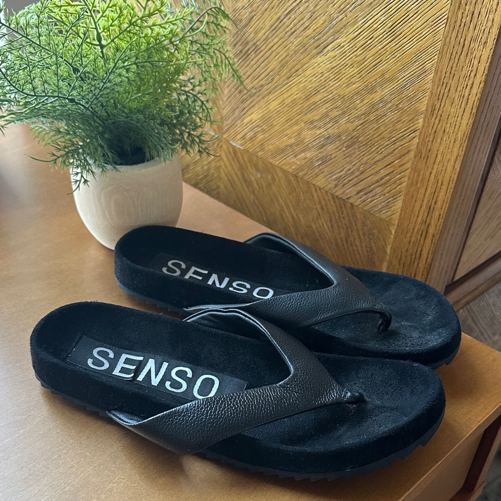 SENSO black dean flip flop style sandals (size 37) ✨